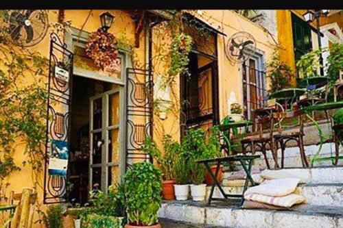 Koukaki-Acropolis roomy with a private veranda apt.