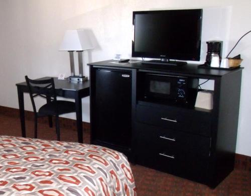 Μια τηλεόραση ή/και κέντρο ψυχαγωγίας στο Woodlawn Hills Motel