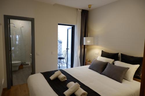 una camera da letto con un grande letto con due orsacchiotti sopra di VI MAR - GUEST HOUSE a Lagos