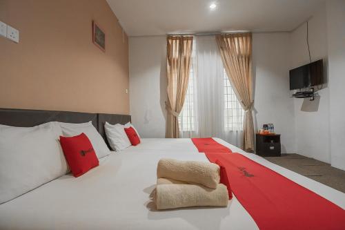 Tempat tidur dalam kamar di RedDoorz @ Batam Center 2