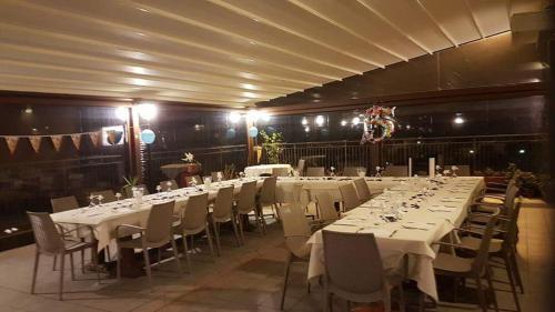 Un restaurante o sitio para comer en Hotel Ristorante Vittoria