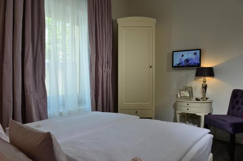 a hotel room with a bed and a window at Hotel Domspitzen in Cologne