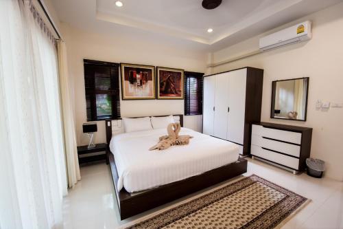 Postel nebo postele na pokoji v ubytování Aonang Private Villa - Private Pool & Garden