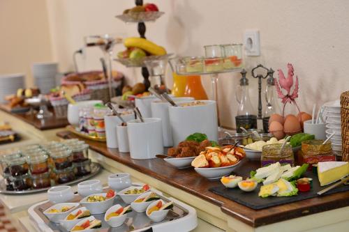 un buffet con muchos tipos diferentes de comida en una barra en Hotel Domspitzen, en Colonia