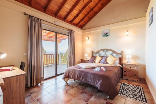 a bedroom with a bed and a large window at CASA LAURA el canal in Puntagorda