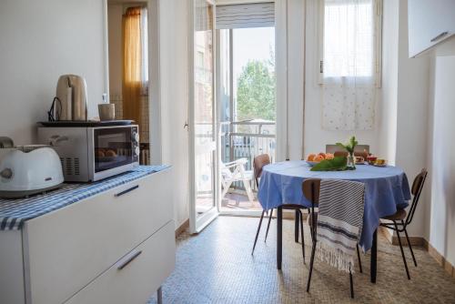 una cucina con tavolo e panna blu di Riccione Beachouse a Riccione