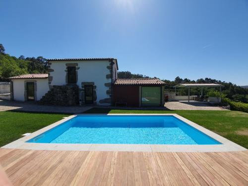 a swimming pool in the yard of a house at Quintinha de Labrujó in Ponte de Lima