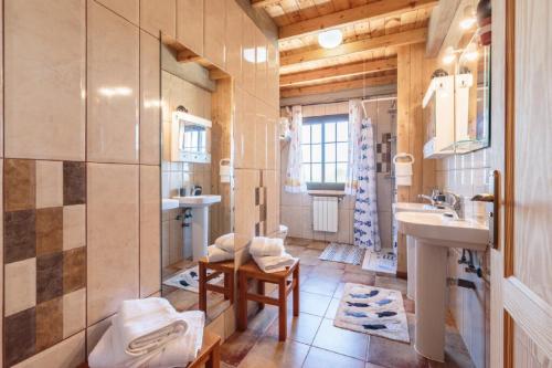 La salle de bains est pourvue de 2 lavabos, d'une douche et de toilettes. dans l'établissement CASA LAURA el canal, à Puntagorda