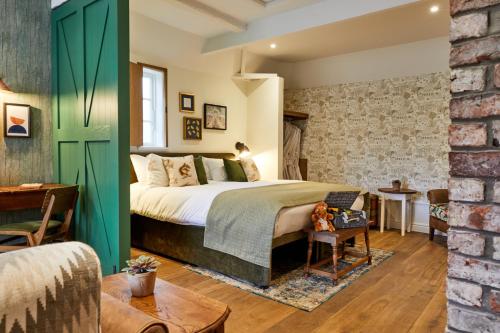 um quarto com uma cama e uma parede de tijolos em Middletons em York