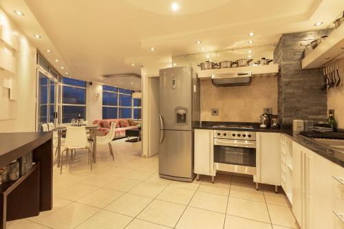 Η κουζίνα ή μικρή κουζίνα στο The Waves Blouberg Beach Apartments