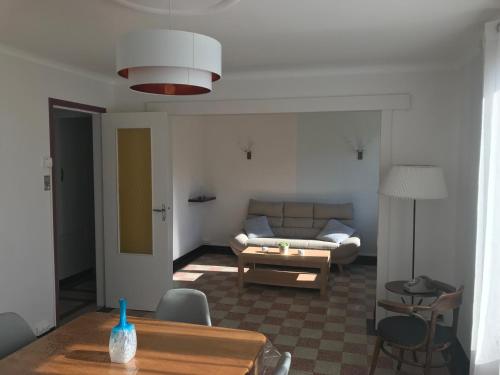 un salon avec un canapé et une table dans l'établissement MAISON A LA CAMPAGNE PROCHE BAIE DE SOMME, à Arrest