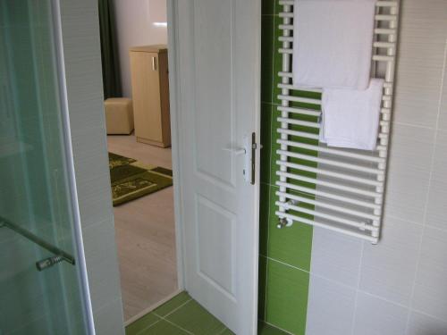 a bathroom with a green and white wall at Vila Verda in Eforie Nord