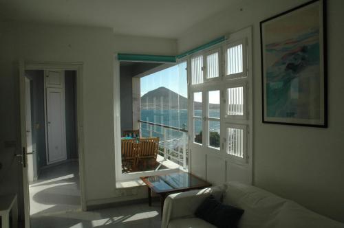 Lovely flat with sea-view, 1 minute walk to beach