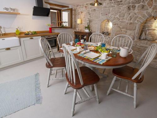 - une cuisine avec une table et des chaises en bois dans l'établissement Boutique Holiday Home in Vodnjan with Roof terrace, à Vodnjan