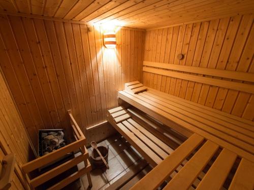uma vista superior de uma sauna de madeira com dois bancos em Cosy holiday home with sauna in the Allg u em Burggen