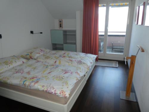1 dormitorio con cama y ventana grande en Residence Kastanienbaum, en Lucerna