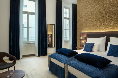 Michelangelo Grand Hotel tesisinde bir odada yatak veya yataklar