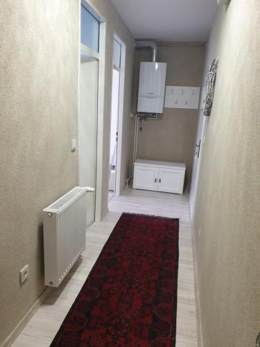 um corredor vazio com um tapete vermelho no chão em ivana 2 em Belišće