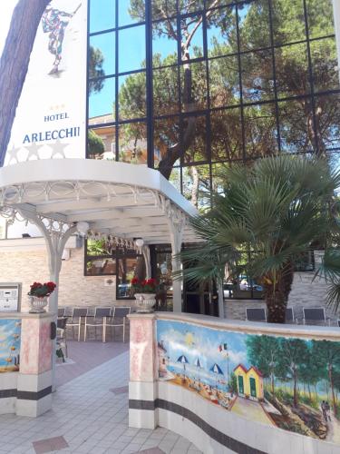 pawilon w centrum handlowym z obrazem na ścianie w obiekcie Hotel Arlecchino w mieście Milano Marittima