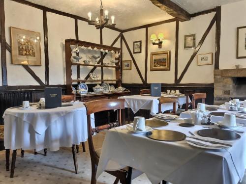 A restaurant or other place to eat at Grove House 