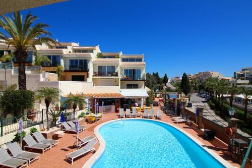 una imagen de una piscina en un hotel en Casa Silwa - Chic 2BR Townhouse, Ocean Views, 5min to Beach & Pool, en Ferragudo