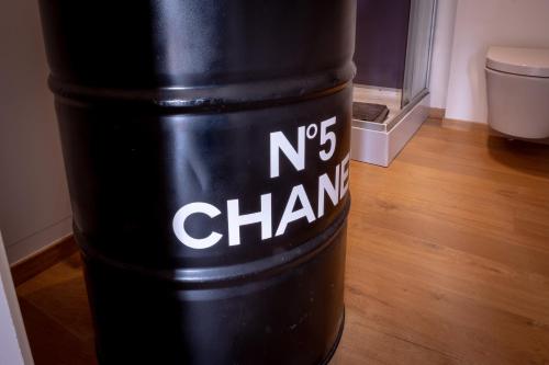 a black barrel with the words no chan on it at Quartier Leonard in Ghent