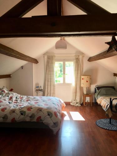 une chambre avec un lit et une fenêtre dans l'établissement Le Gîte de Pomme, à Nargis
