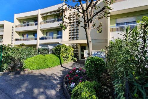 Superbe 2 pièces moderne refait à neuf, PISCINE !