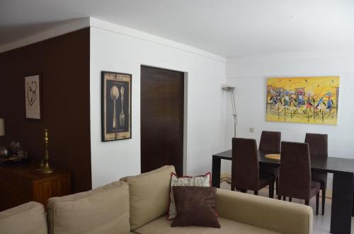 ein Wohnzimmer mit einem Sofa und einem Tisch in der Unterkunft Loft Lambert in Lissabon