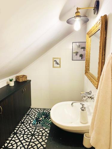 a bathroom with a sink and a mirror at Agroturystyka Falinka in Wiżajny