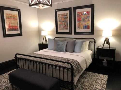 Ένα ή περισσότερα κρεβάτια σε δωμάτιο στο Hollidge House 5 Star Luxury Apartments