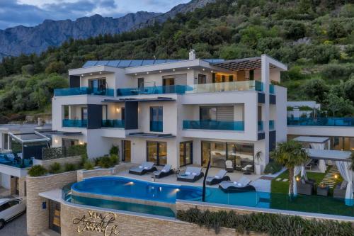una imagen de una casa con piscina en Villa Afrodita en Makarska