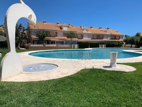 basen w ogrodzie obok domu w obiekcie Bungalow in San Juan Playa w mieście Benimagrell