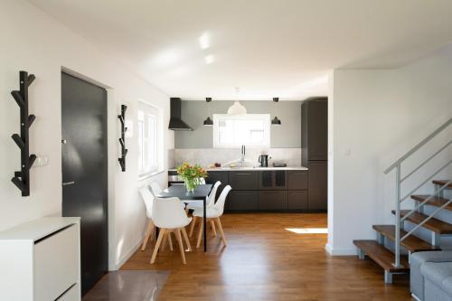 Kuchyňa alebo kuchynka v ubytovaní Apartamenty.in Jastrzębia Góra