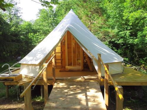 a yurt with a roof on a wooden deck at Cabañas aloños sociedad limitada in Aloños