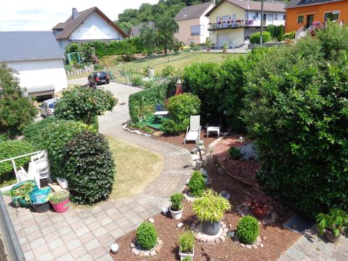 uma vista aérea de um jardim com plantas e árvores em 19 Im Herrenfeld em Burgen