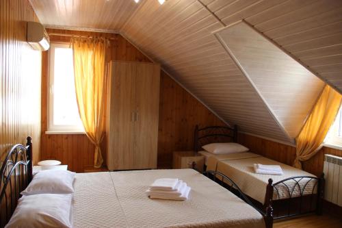 アドレルにあるVernuy Mini-hotelの屋根裏部屋のベッド2台
