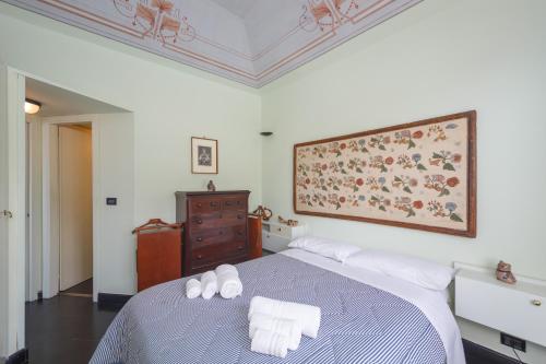 sypialnia z łóżkiem i dwoma ręcznikami na nim w obiekcie CASA CONSTANZA Pace e Relax in Liguria w mieście Camogli