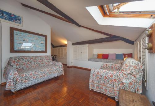 salon z kanapą i krzesłem w obiekcie CASA CONSTANZA Pace e Relax in Liguria w mieście Camogli