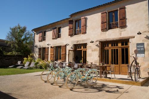 un grupo de bicicletas estacionadas frente a un edificio en Hôtel Le 23, en Sauternes