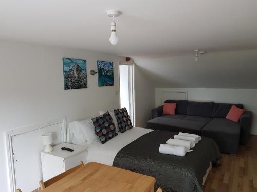 una sala de estar con una cama y un sofá en London Queen Park Apartments, en Londres