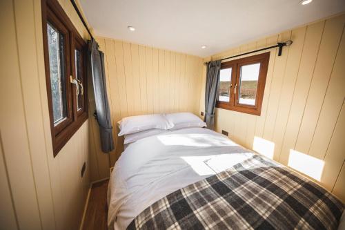 ein Schlafzimmer mit einem Bett in einem kleinen Zimmer in der Unterkunft Avon Riverside Glamping in Warwick