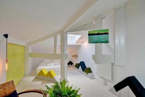 une chambre avec un lit et une télévision sur un mur dans l'établissement L'Etoilé, à Bordeaux