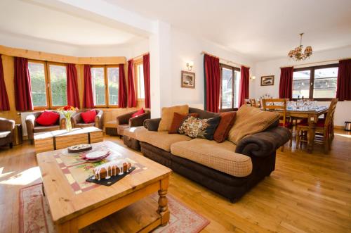 un salon avec un canapé et une table dans l'établissement Les Clochettes, à Megève