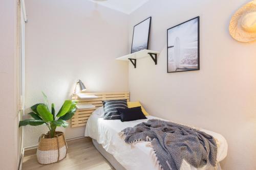 1 dormitorio con 1 cama y una maceta en Lodging Sagrada Familia Rossellon, en Barcelona