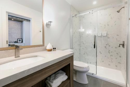 een badkamer met een wastafel, een toilet en een douche bij Glacier View Lodge in Sunwapta