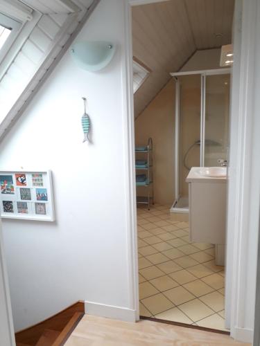 La salle de bains mansardée est pourvue d'une douche et d'un lavabo. dans l'établissement Park Rouz Beach, à Concarneau