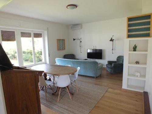 ein Wohnzimmer mit einem Tisch und einem Sofa in der Unterkunft Villa Mattera in Marina di Campo