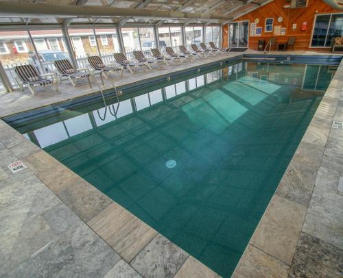 בריכת השחייה שנמצאת ב-Cape Winds Resort, a VRI resort או באזור