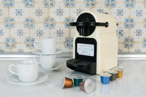 een koffiezetapparaat met kopjes bij VUT Carreteria9 in Cuenca